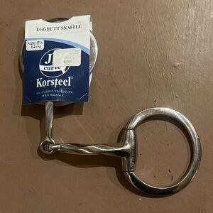 Eggbutt snaffle bit with twist